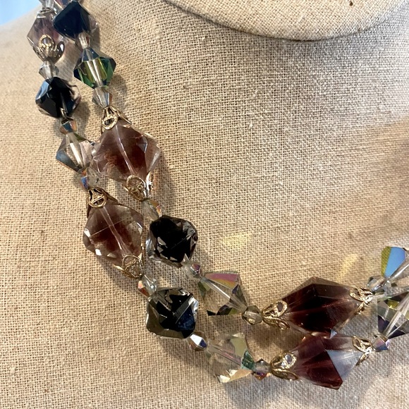 Vintage double strand crystal beaded necklace in shades of purple. - Picture 2 of 5